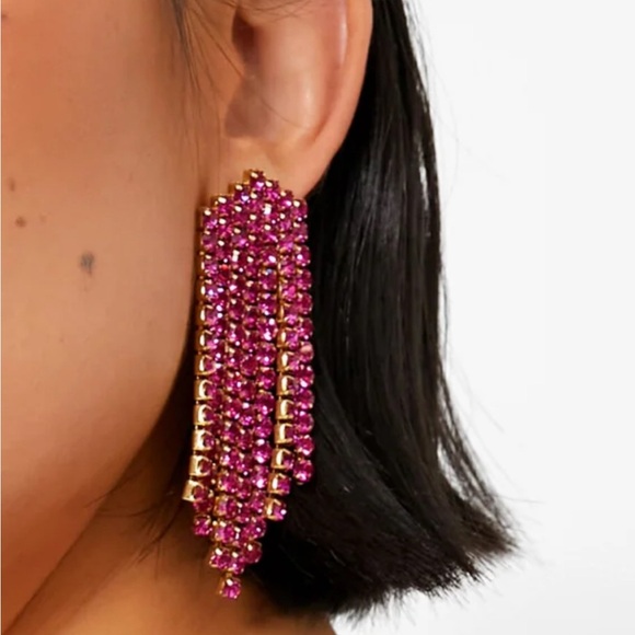 Tuckernuck Jewelry - Tuckernuck Crystal Simone Earrings Pink

Size 3”L x 1”W

Brand new- never worn
